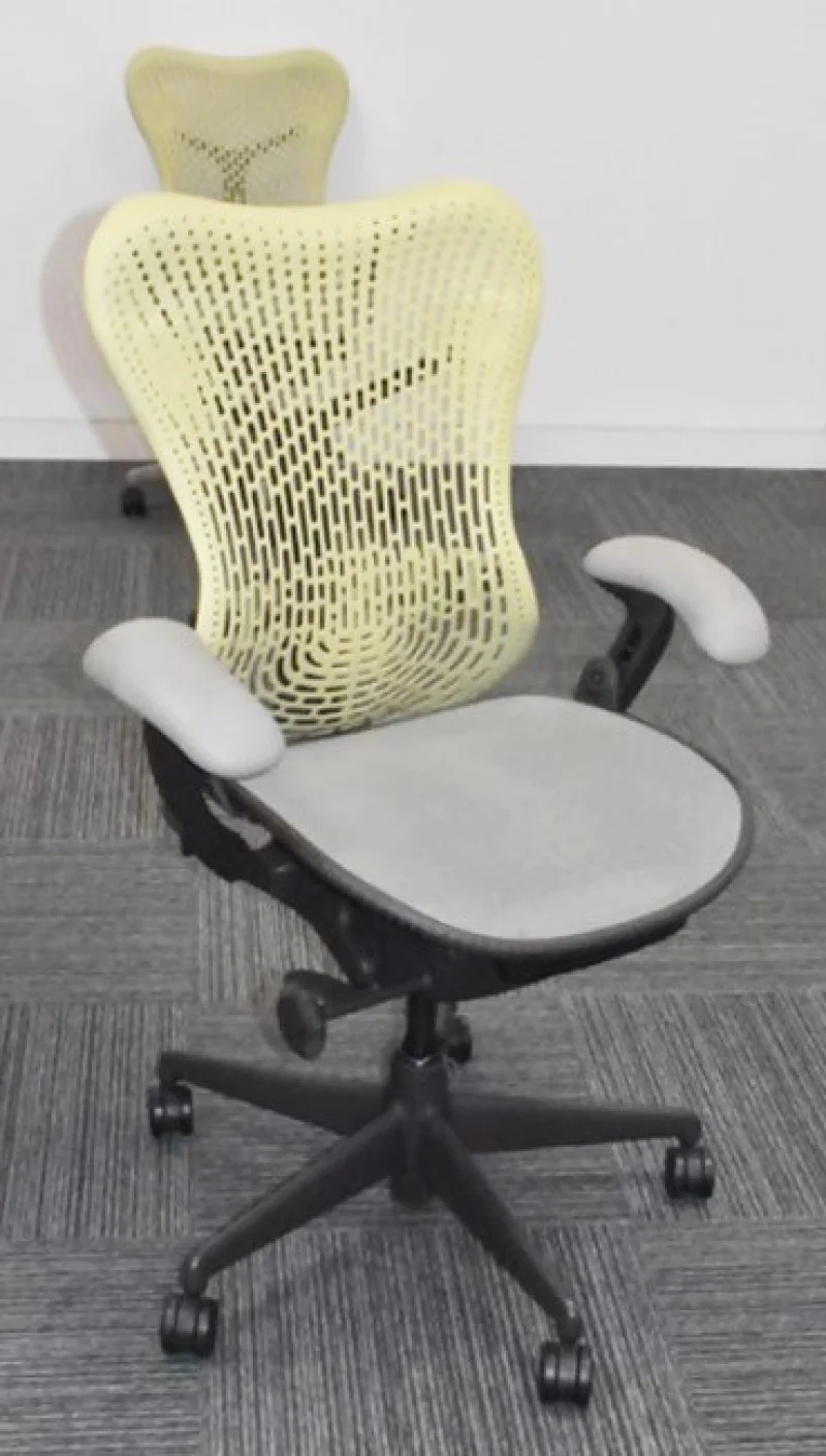 In2Corporate Ltd - Contents of a Modern Office Building In Hayes UB3 - Short Notice Auction - Features Desk Pods, Chairs and More - All £5 Start And NO RESERVE - Auction Image 2
