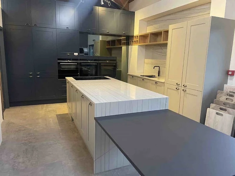 Sweeney Kincaid - High End Kitchen Displays at Auction - Auction Image 2