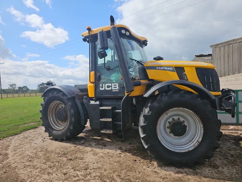 Salvue Ltd. - Online Auction of 2010 JCB Fastrac 3200 - Impact Damaged - Auction Image 1
