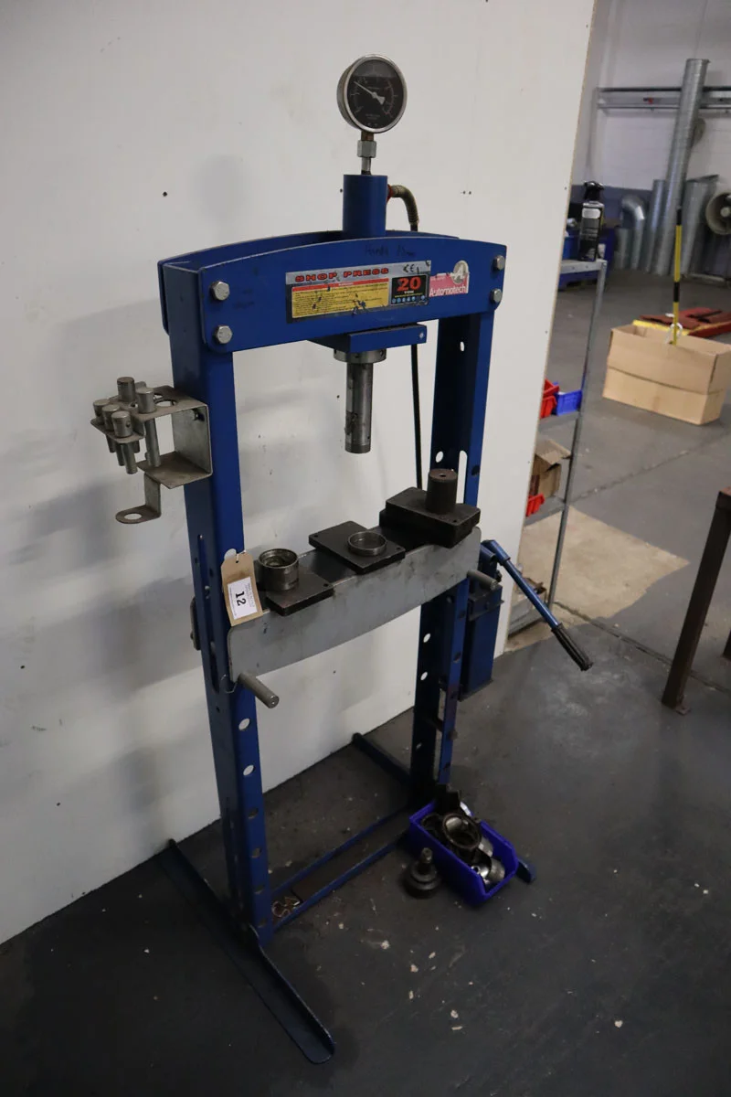 W & H Peacock - CNC Machining Centres, Metal Fabrication & Other Equipment and Nissan MPV Auction - Auction Image 4