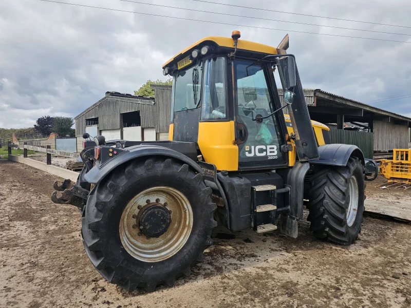 Salvue Ltd. - Online Auction of 2010 JCB Fastrac 3200 - Impact Damaged - Auction Image 3