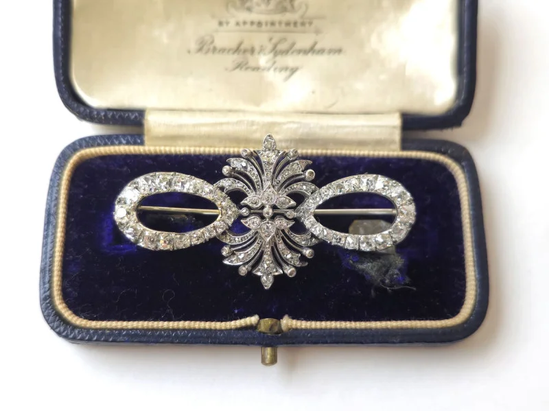 W & H Peacock - Antique Furniture, Clocks, Paintings, Silver, Ceramics, Glass, Collectors' Items and Jewellery at Auction - Auction Image 1
