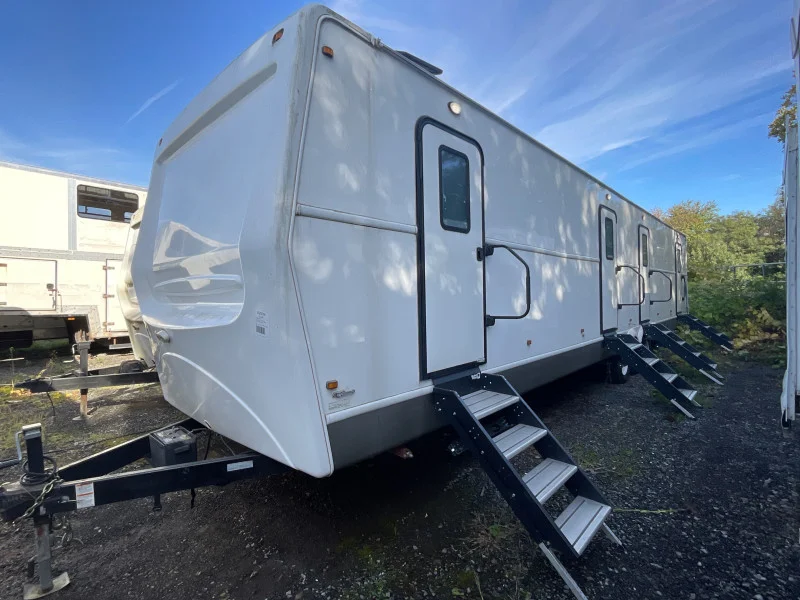 BPI Auctions - Film & TV Location Trailers, RVs & Vehicles at Auction - Auction Image 4