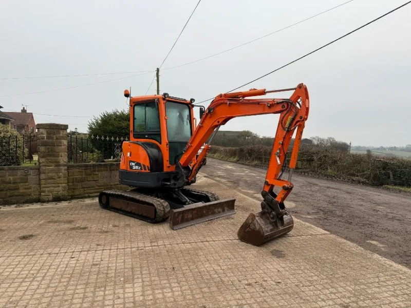 Universal Auctions Group Ltd - New & Pre-Owned Heavy and Light Plant Auction: Excavators, Tractors, Agri, Forklifts, Telehandlers & More - Auction Image 1