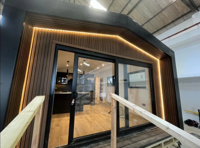 BPI Auctions - New Ex-Showroom 40 x 14 ft Luxury Glamping Pod / Lodge, Kitchen/Lounge, 2 Bedrooms & 2 Bathrooms Auction - Auction Image 2