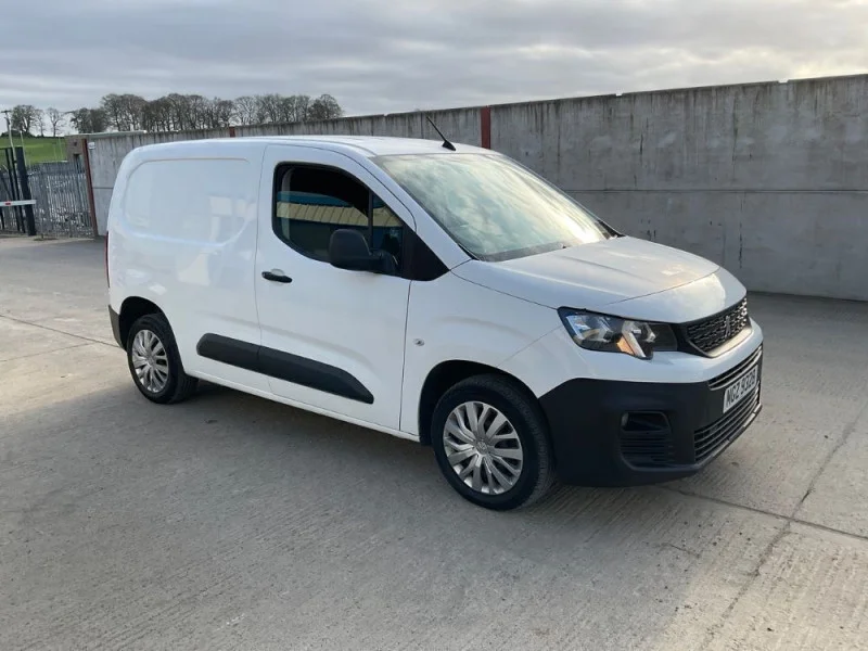 Mid Ulster Auctions Ltd - Vans, Cars, HGV's Auction by Peugeot, Renault, Landrover, Maxus, Ford, Iveco, Mini, Citroen & More - Auction Image 8