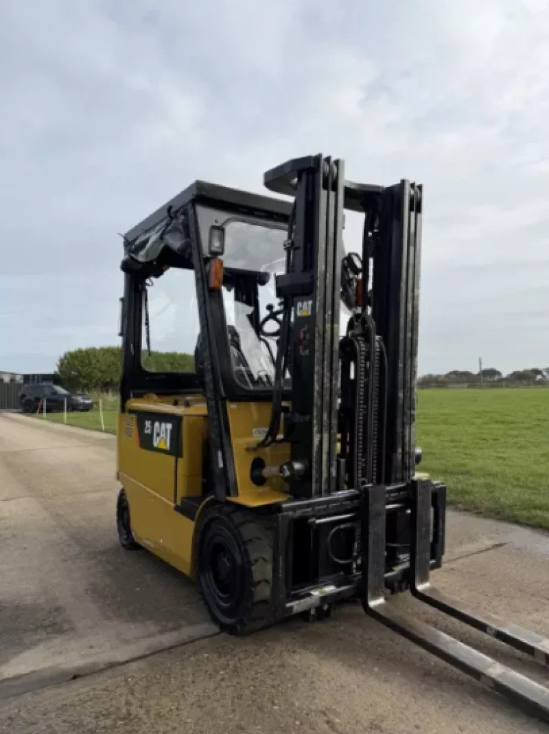 Universal Auctions Group Ltd - Major Clearance Auction, Over 700 lots: Ex-Fleet Vehicles, Agri & Farm, Heavy Plant, Machinery, HGVs & Much More - Auction Image 3