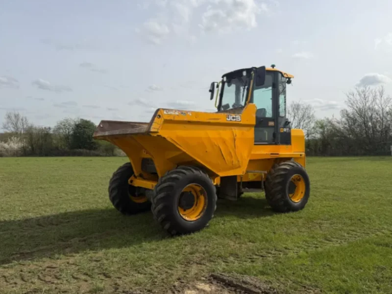 Universal Auctions Group Ltd - Over 700 Lots of Ex-Fleet Vehicles, Agri & Farm, Heavy Plant, Machinery, HGVs & Much More - Auction Image 1