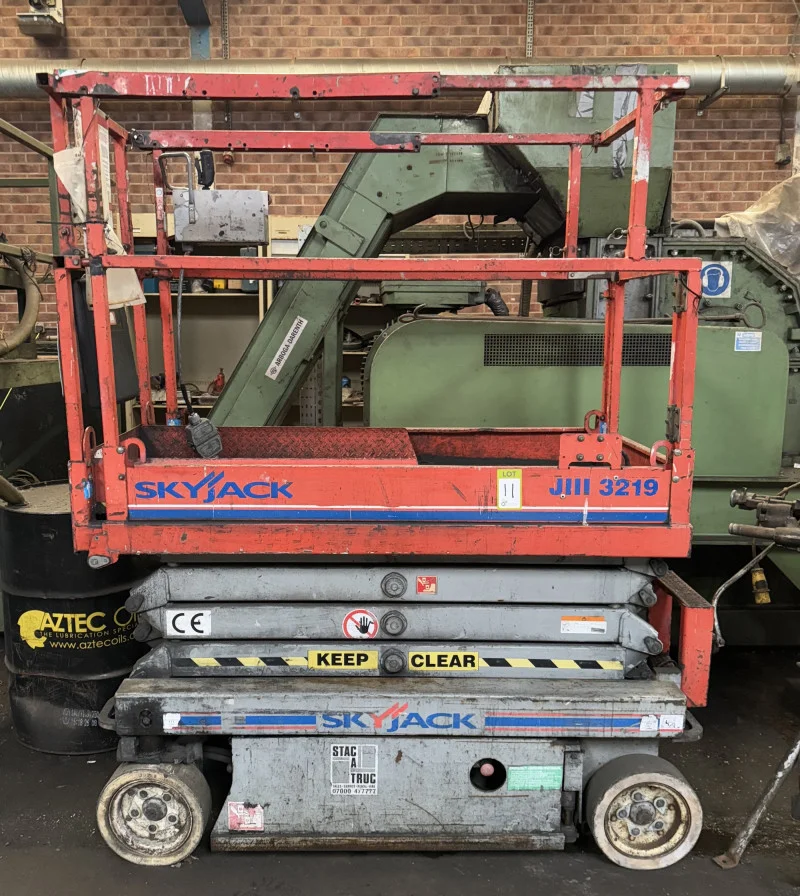 Pinder Asset Solutions Ltd - 9 Electric Forklift and Reach Trucks 1.5t to 5.5t, CAT TH82 Telehandler, Pallet Trucks, Tipping Skips, Bunded Drum Stores, Le Fort Shear all at Auction - Auction Image 5