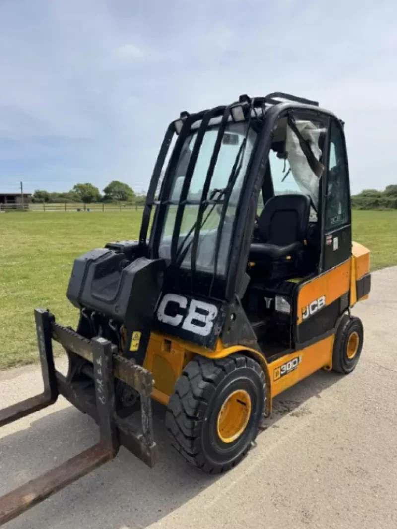 Universal Auctions Group Ltd - 800 Lots of Ex-Fleet Vehicles, Agri & Farm, Heavy Plant, Machinery, HGVs & Much More at Auction - Auction Image 1
