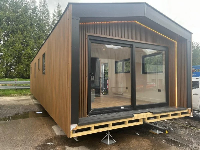 BPI Auctions - New Ex-Showroom 40 x 14 ft Luxury Glamping Pod / Lodge, Kitchen/Lounge, 2 Bedrooms & 2 Bathrooms Auction - Auction Image 1