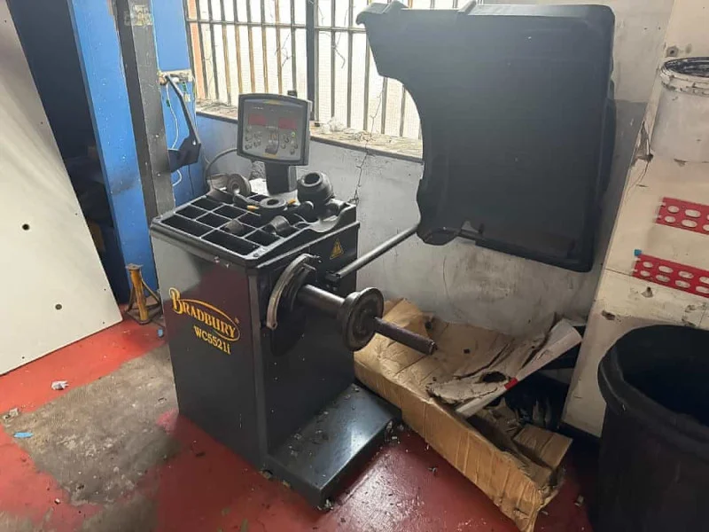 Sweeney Kincaid - Garage Equipment & Tyre Fitting Machines Auction - Auction Image 4