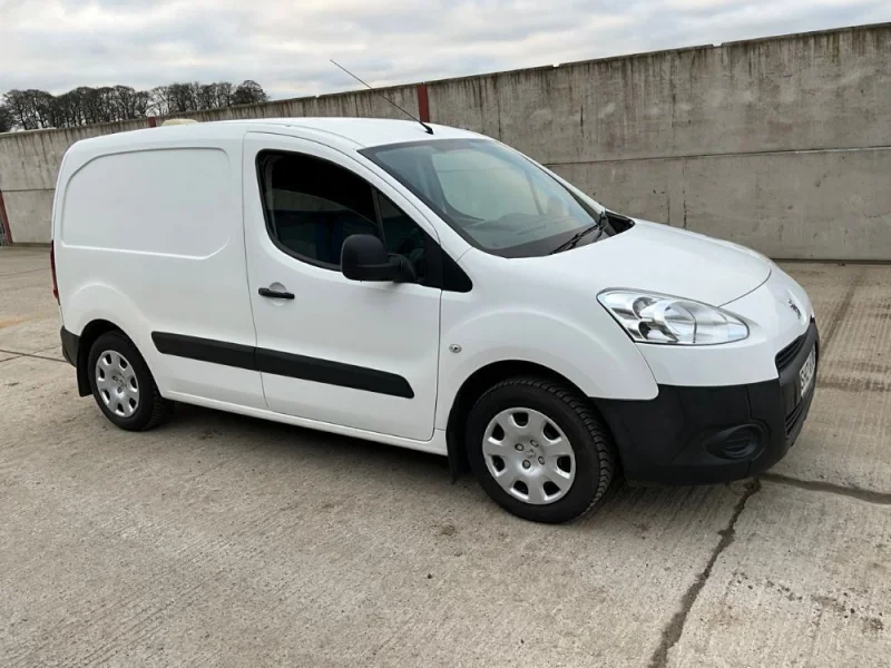 Mid Ulster Auctions Ltd - Vehicle Auction featuring Tractor Units, Grab Lorries, Cherry Pickers, Vans, Double Cab Pickup, Cars & More - Auction Image 8