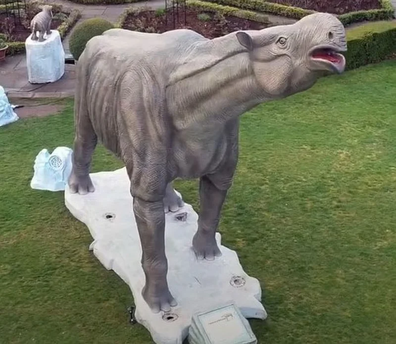 Sanderson Weatherall LLP - Animatronic Ice Age Beasts / Mammals  and Pre-historic Human, Ride-on Ice  Age Beasts / Mammals, and Static  Fibreglass Ice Age Mammals and Pre-historic Human Displays at Auction - Auction Image 5
