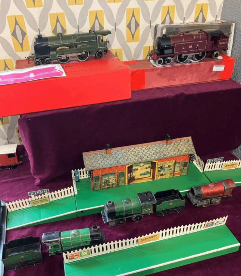 Gilbert Baitson - Collectable Toys and Superior Leica Camera Equipment Auction - Auction Image 4