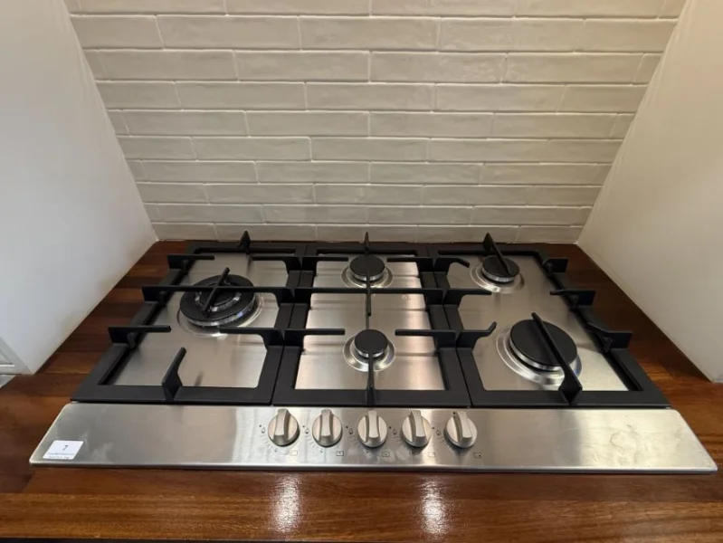 Gilbert Baitson - Display units, worktops and appliances Auction including Neff, Hotpoint, Samsung and more. - Auction Image 5