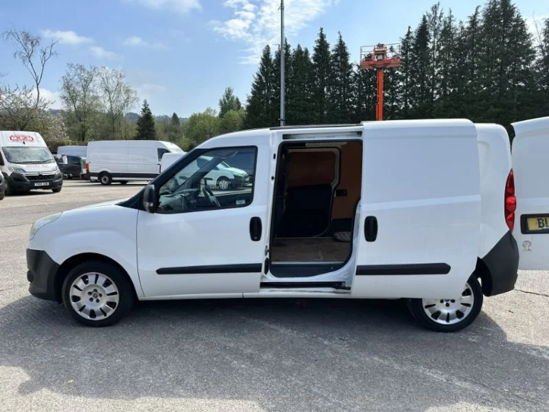 Gavel Auctioneers Ltd - 2011 Fiat Doble 16V Multijet Van at Auction - Auction Image 4