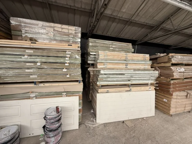 JPS Chartered Surveyors - One Lot Auction | Approx 800 x Doors/ Window/ Door Frames/ Window Frames - Auction Image 1