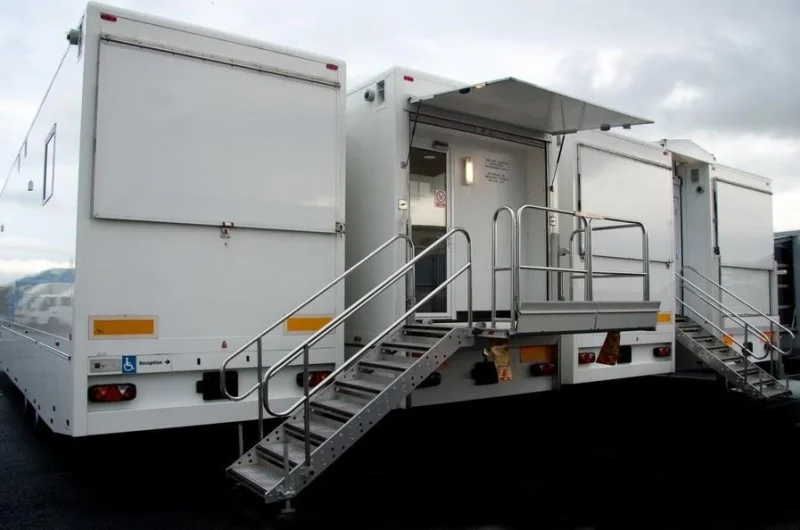Hilco Valuation Services - Large Modern Fleet of Healthcare and Exhibition Trailers at Auction - Auction Image 4