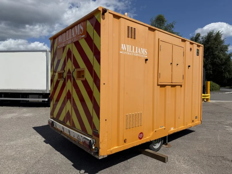 Gavel Auctioneers Ltd - Groundhog Twin Axle Welfare Units & Shipping Container at Auction - Auction Image 4