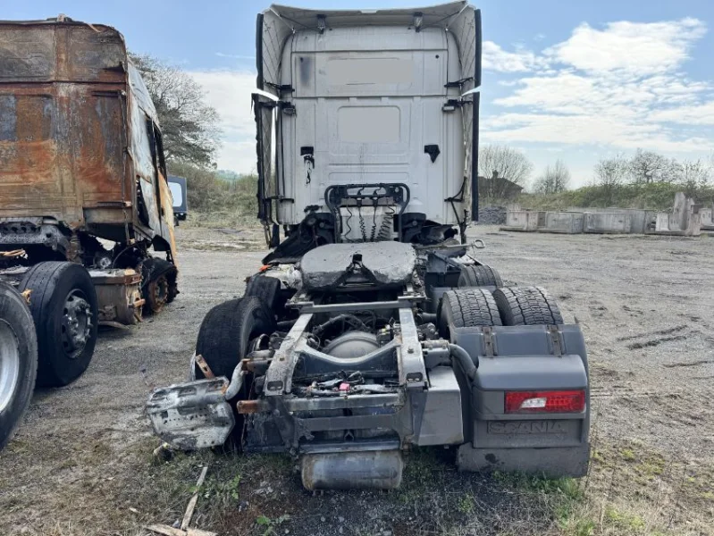Gavel Auctioneers Ltd - Salvage Fire Damaged 2016 Scania R520 Tractor Unit at Auction - Auction Image 4
