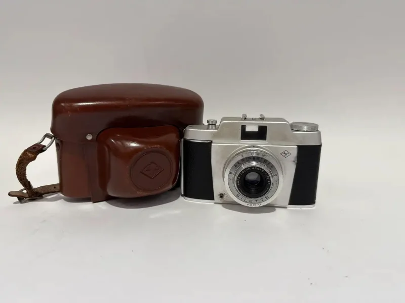 Wilsons Auctions - Newport - Vintage Camera & Phone Auction - Auction Image 2