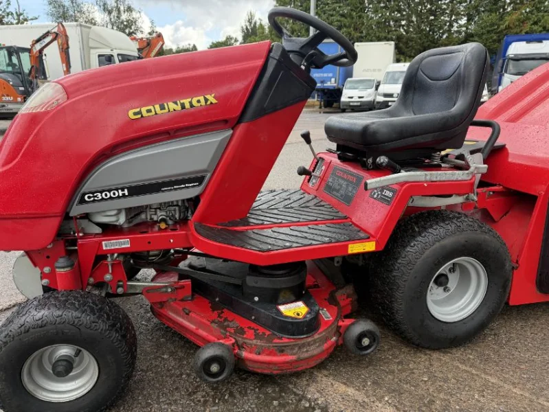Gavel Auctioneers Ltd - Countax C300H Ride-on Mower at Auction - Auction Image 3