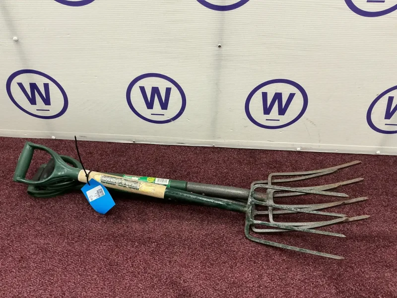 Wilsons Auctions - Glasgow - Complete Contents of a Hardware Shop at Auction - Auction Image 3