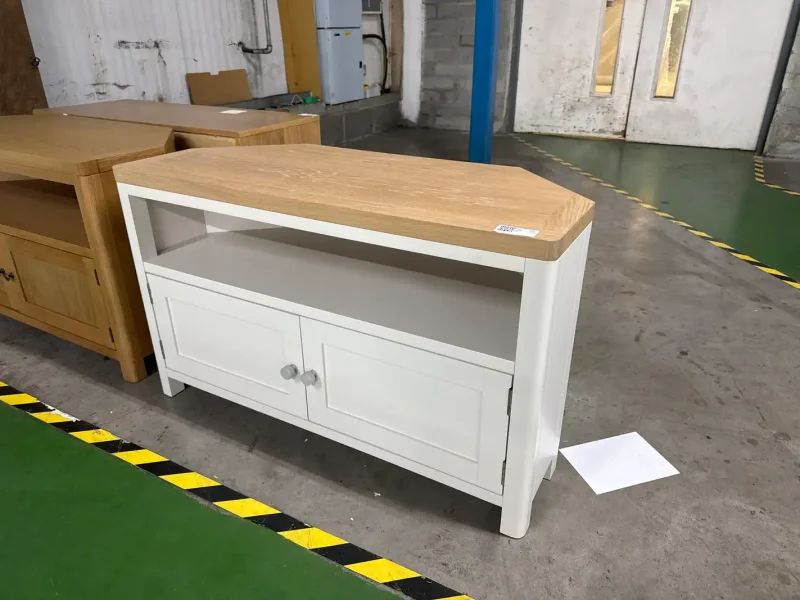 Wilsons Auctions - Dublin 22 - Showroom Home Furniture Auction - Auction Image 7