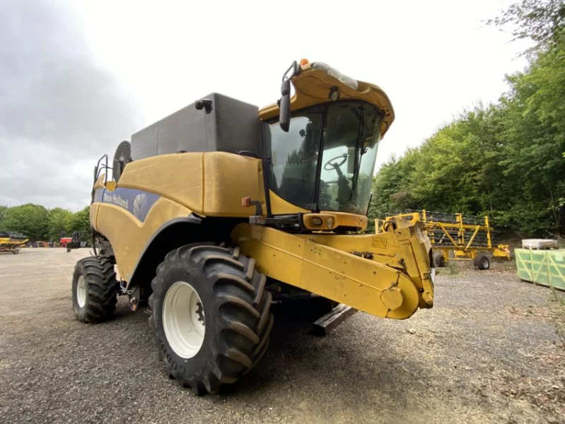 Gavel Auctioneers Ltd - Fire Damaged 2011 New Holland CX8070 6-Walker Combine Harvester at Auction - Auction Image 1