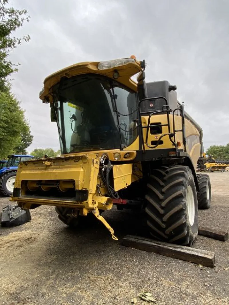 Gavel Auctioneers Ltd - Fire Damaged 2011 New Holland CX8070 6-Walker Combine Harvester at Auction - Auction Image 2