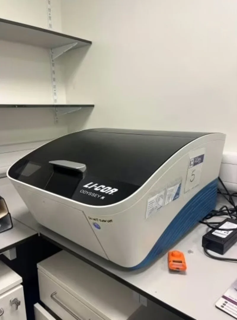 George Hazell & Co - Quantity of Modern Late Life Science Lab Equipment at Auction - Auction Image 5