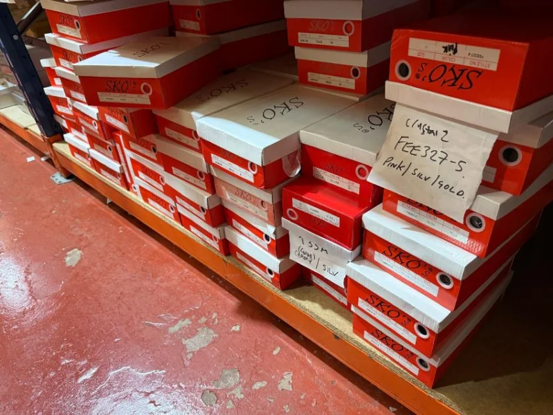 JPS Chartered Surveyors - Approx 7,100 x Pairs of Branded Footwear at Auction - Auction Image 3