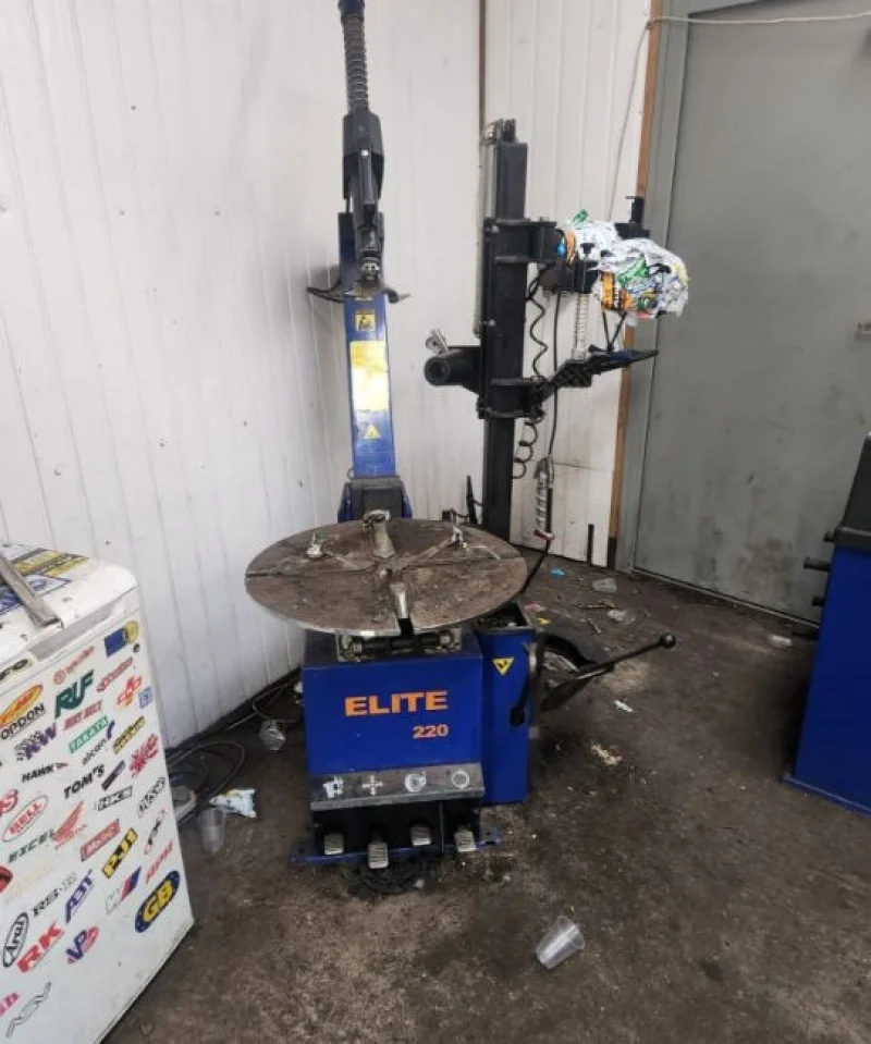 JPS Chartered Surveyors - Contents of Vehicle Showroom & MOT/Servicing Centre at Auction | Vehicle Photography Turntable | Vehicle Ramps | Wheel Balancer | Tyre Changer - Auction Image 5