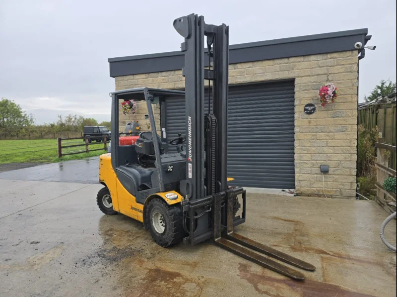 BPI Auctions - Electric Gas & Diesel Forklift Trucks, Order Pickers & Pallet Trucks at Auction - Auction Image 4