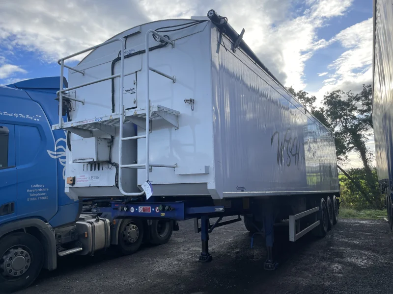 Sanderson Weatherall LLP - Commercial Vehicles; Tractor Units, Curtainside Flat, Skeletal & Bulk Tipper Trailers, Vans and Car Auction - Auction Image 4