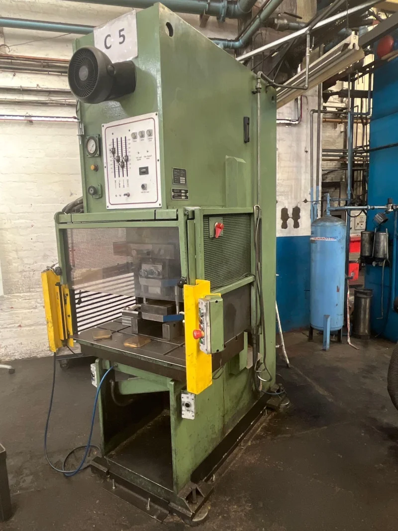 Cottrill & Co - Selection of PJ Hare 10HP, 25HP, 63T, 63HP Clipping Presses Auction - Auction Image 4