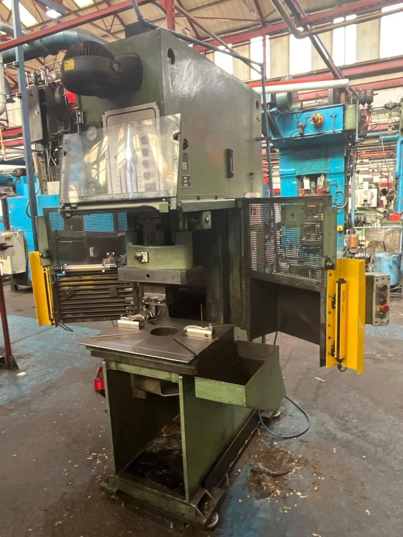 Cottrill & Co - Selection of PJ Hare 10HP, 25HP, 63T, 63HP Clipping Presses Auction - Auction Image 5