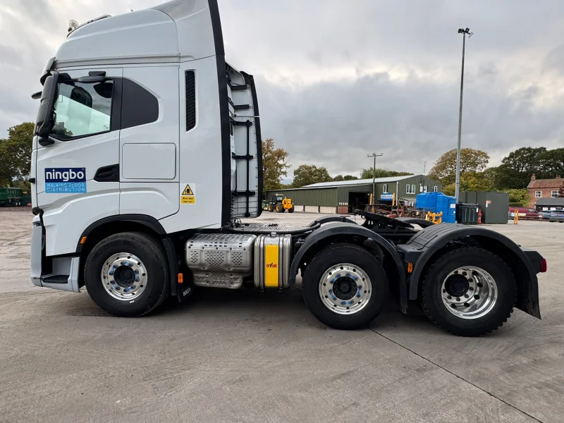 BPI Auctions - Commercial Vehicles to include Tractor Units, Tridem Bulk Blower Tippers & Curtain Side Lorry - Auction Image 3