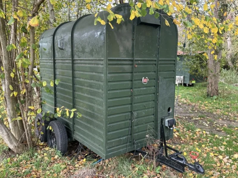 Gavel Auctioneers Ltd - Static Accommodation, Horse Trailers & 20ft Shipping Container at Auction - Auction Image 4