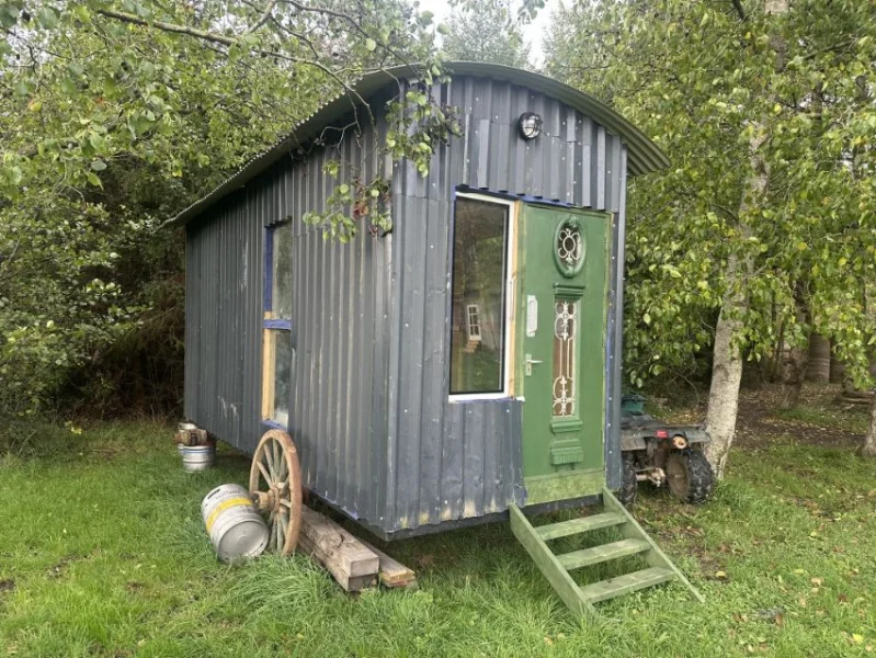 Gavel Auctioneers Ltd - Static Accommodation, Horse Trailers & 20ft Shipping Container at Auction - Auction Image 6