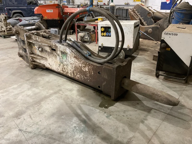 BPI Auctions - Remaining Contents of Workshop to include 2013 Land Rovers, Curb & Gutter Machine, Inflatable Keel, Attachments, Tools & more at Auction - Auction Image 5