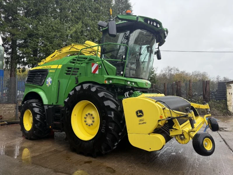 Gavel Auctioneers Ltd - 2020 John Deere 9800i Self-Propelled Forage Harvester with 2020 John Deere 639 Premium Pickup Auction - Auction Image 1