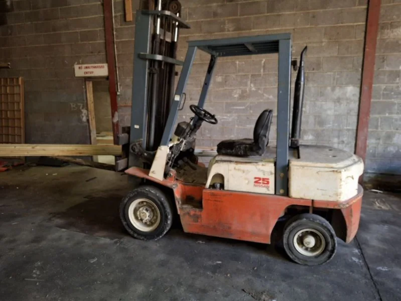 Eddisons - Stockport - Isuzu Pick-Up Truck, DAF Flat Bed Truck with Crane and Contents of Hardware Store available at Auction - Auction Image 3