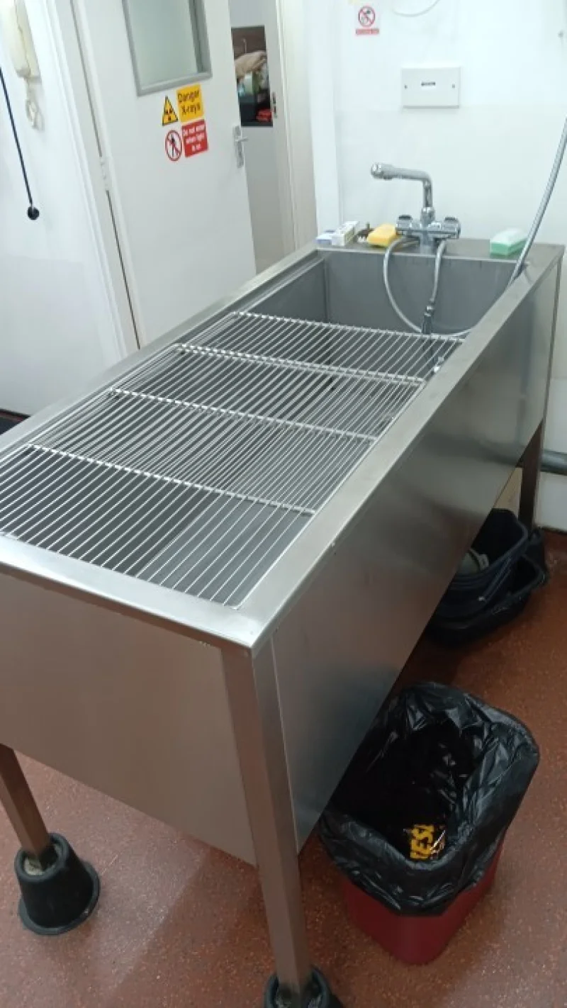 Eddisons - Stockport - Range of Veterinary Surgical Machinery, Equipment, Kennels & Pet Care Supplies - Auction Image 2