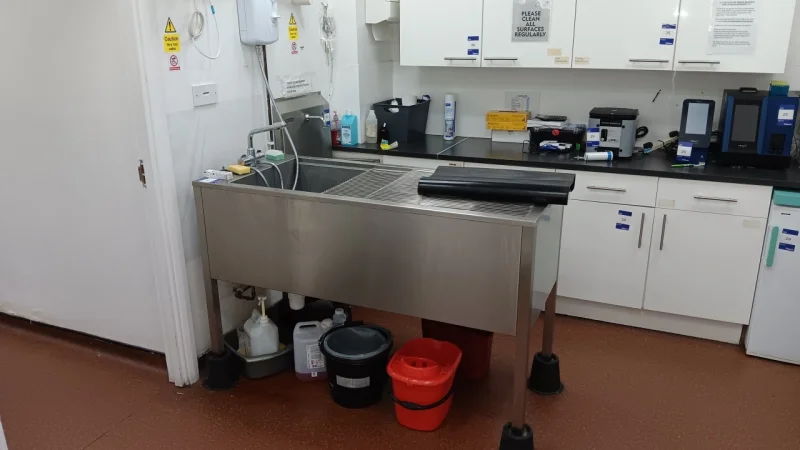 Eddisons - Stockport - Range of Veterinary Surgical Machinery, Equipment, Kennels & Pet Care Supplies - Auction Image 4