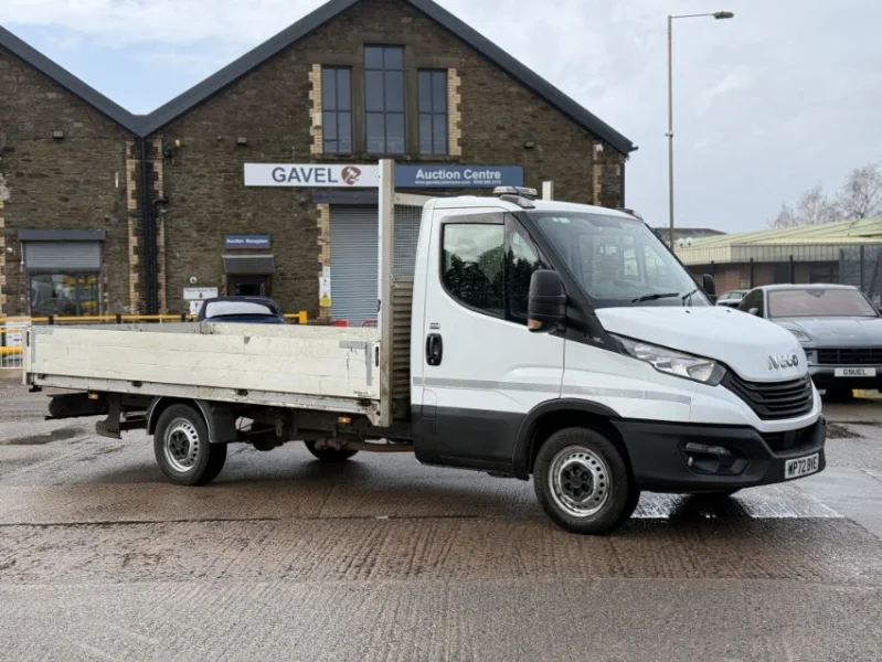 Gavel Auctioneers Ltd - 2 x 2022 Iveco Daily Dropside Vans at Auction - Auction Image 1