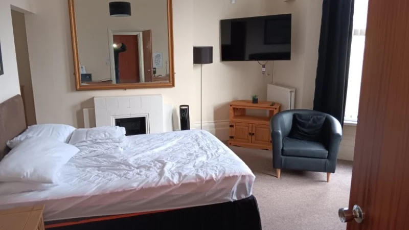 BTG Eddisons - Stockport - Assets of a 70 Bedroom Hotel to include Room Furniture ad Furnishings, Commercial Catering, Bar & Entertainment Equipment & Furniture at Auction - Auction Image 1