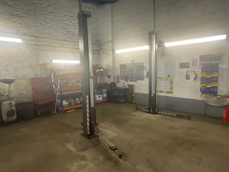 BPI - Contents of Mill Road Motors to include Paint Spraying Booth, Hydraulic Post Lift, Engine Crane, Diagnostic Tool, Tool Boxes & more at Auction - Auction Image 3