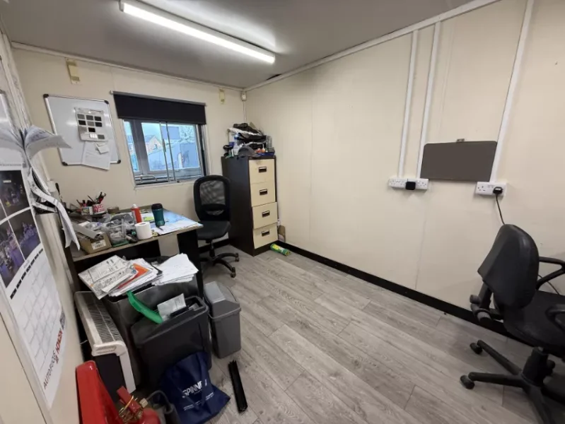 Gavel Auctioneers Ltd - Timber Clad 20ft Steel Portable Office at Auction - Auction Image 4